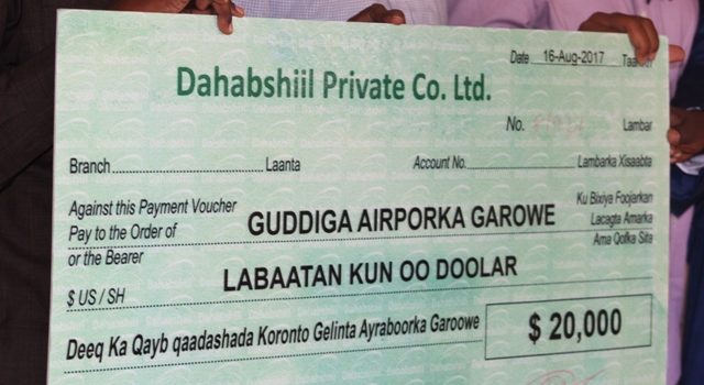 NUWACO oo $20,000 oo dollar ku wareejisay Guddiga Nalalgalinta Airport-ka Garoowe